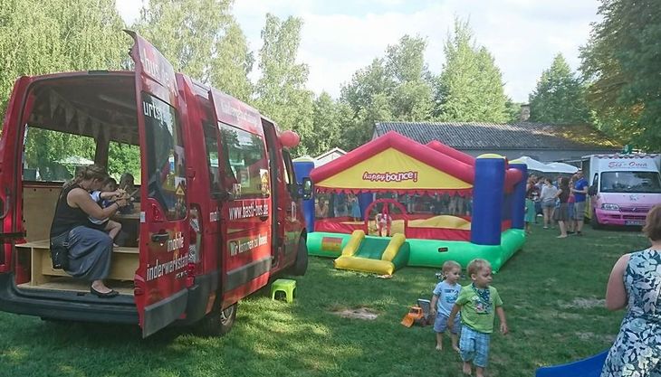 Mega Schmuck-Party im Basti-Bus, der mobilen Kinderwerkstatt