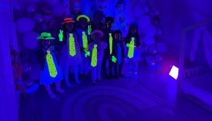 Neon-Karaoke-Disco-Party mit K-Pop, Superhelden, Elsa&Anna