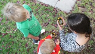 geocaching im kölner stadtwald kinder mit gps geräten