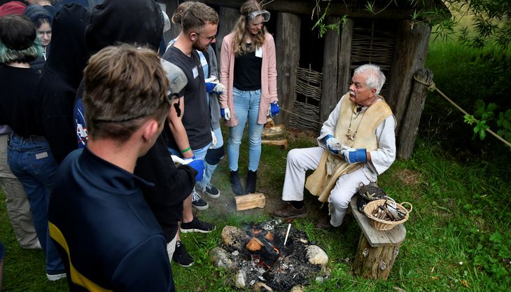 Feuersteinbearbeitung wie in der Steinzeit (3)