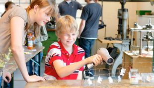 Geburtstag bei 850°C - In der Metallwerkstatt - Museum der Arbeit