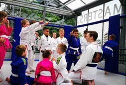 bodymasters titelbild kinder mit trainer